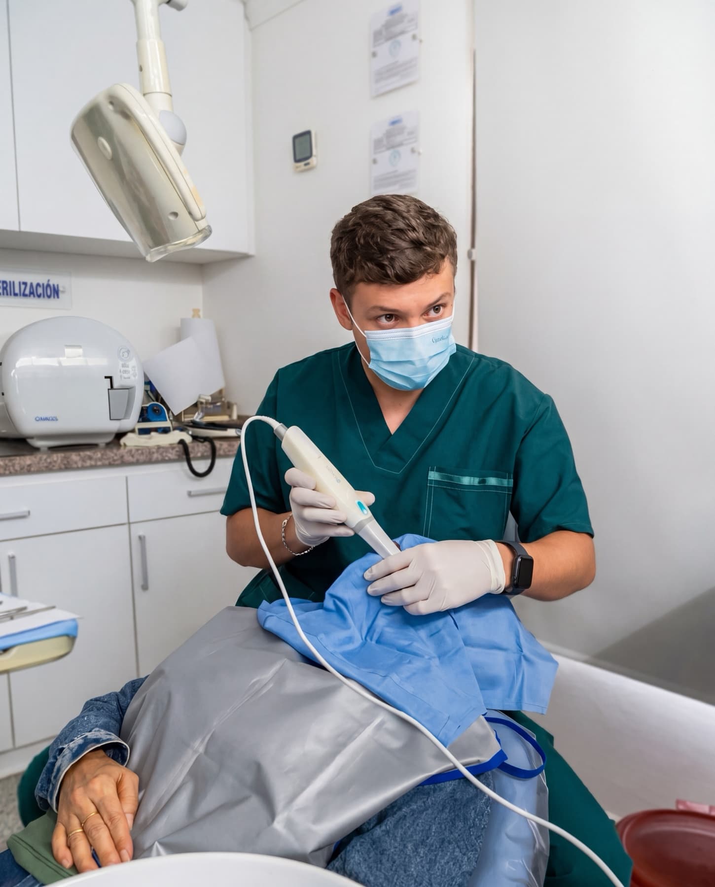 Dr. Juan Portillo con escáner intraoral 3D en Odonto Sonrie, Ocaña