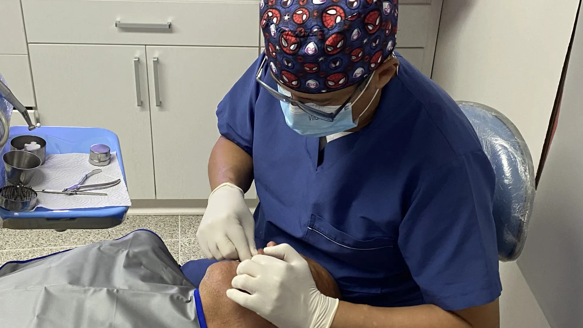 Dr. Juan Pablo Portillo Vera realizando cirugía oral en Odonto Sonrie, Ocaña — 30 años de experiencia