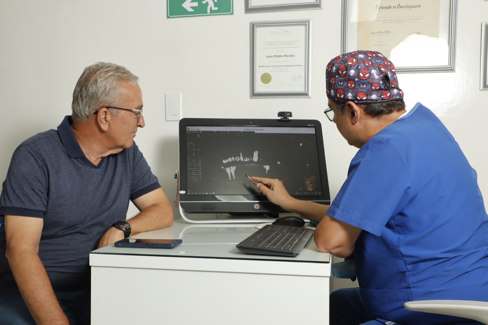 Implante dental con corona — desglose de precios en Colombia